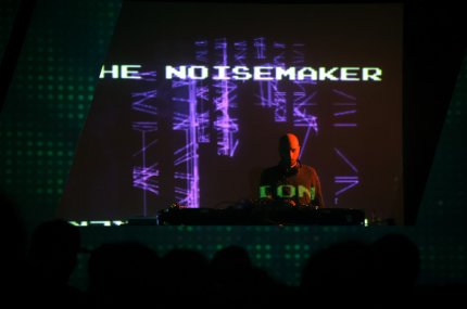 The Noisemaker (foto)